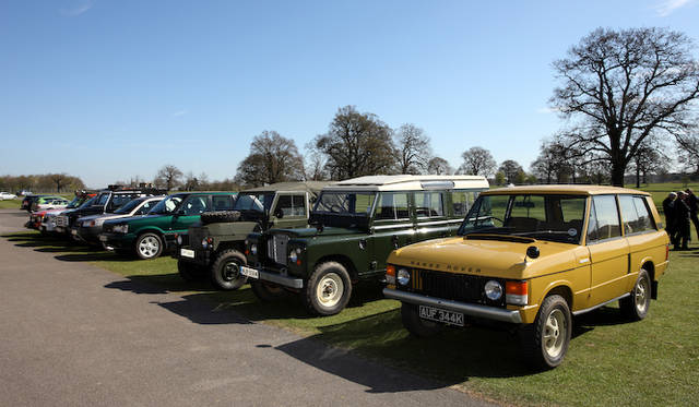 手前は初代レンジローバーの初期生産2ドアモデル
