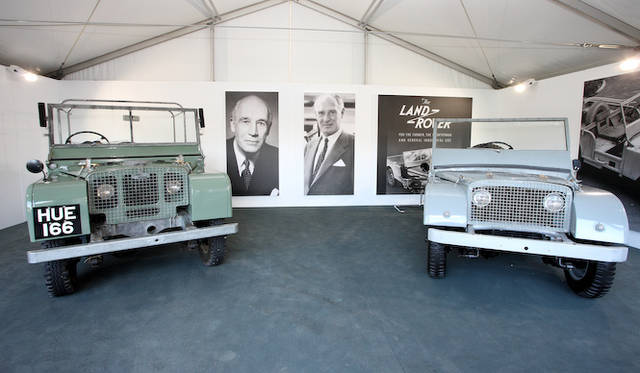 1948年、はじめて生産されたレンジローバーがHUE 166。右は、それ以前に、ローバー カンパニーのチーフ エンジニア モーリス・ウィルクス（Maurice Wilks）が、ジープを参考に、その改良版としてつくったプロトタイプだ