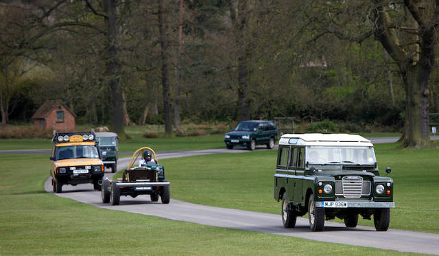手前はランドローバー シリーズ3 109ステーションワゴン。そのうしろを走るのは、シャシーのみで走行可能な初代レンジローバー