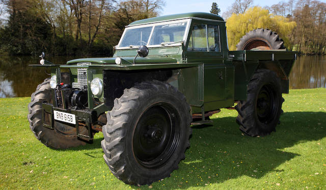 通称フォレストローバー。シリーズ2ベースの1964年のモデル。倒木の上を乗り越えられるようにと、英国Forestry Commissionが依頼した。トラクター用のタイヤをつけた改造モデルだがランドローバーに事後承認されている