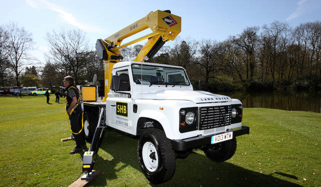 作業用アームの長さを稼ぐために、ロングボディになっているディフェンダー。2013年のモデル