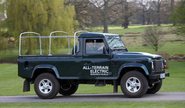 2013年に7台つくられた実験用電動ディフェンダー。市販化の予定はない。出力70kWのモーターが330Nmを発揮。容量27kWhのリチウムイオン電池で約50マイルの走行可能距離となる。