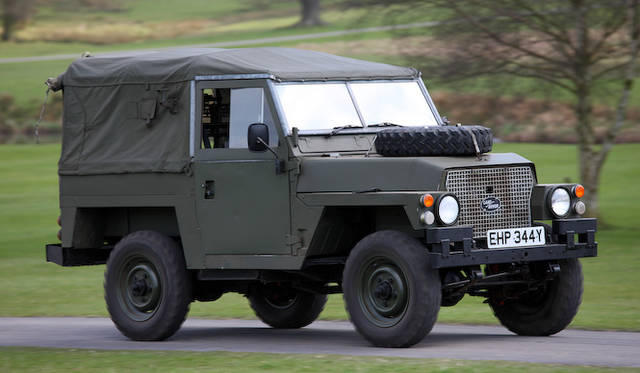 ヘリで運ぶことができるように軽量化をほどこした、そもそもは海兵隊向けのレンジローバー。シリーズ3ベースのものは、その発展形。Half-Tonとも。1983年のモデル