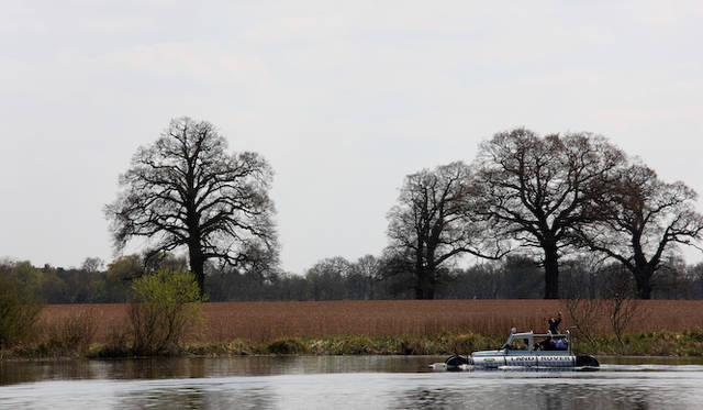 ランドローバー40周年記念となった1988年にたった2台がつくられたモデル。1960年代の軍用のものをコピーしたフロートをそなえ、水上を走ることができる