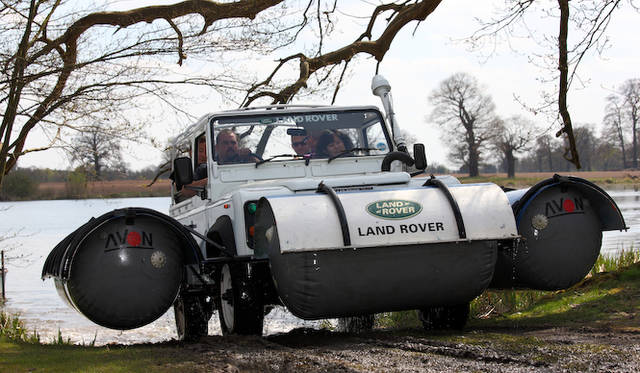 ランドローバー40周年記念となった1988年にたった2台がつくられたモデル。1960年代の軍用のものをコピーしたフロートをそなえ、水上を走ることができる