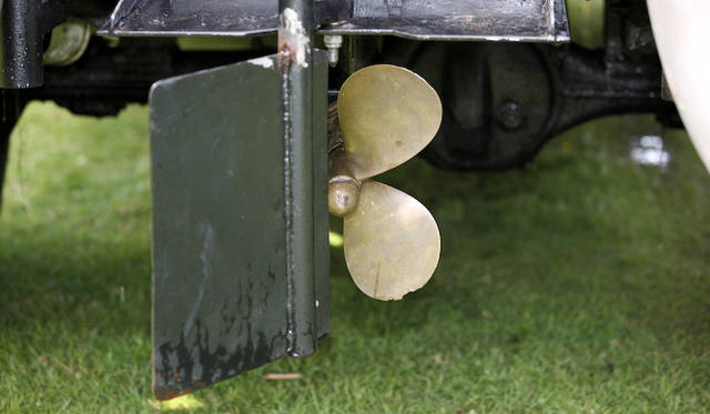 ランドローバー40周年記念となった1988年にたった2台がつくられたモデル。1960年代の軍用のものをコピーしたフロートをそなえ、水上を走ることができる