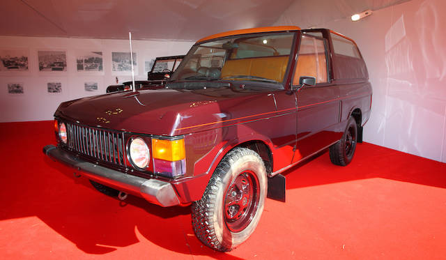 レンジローバーが登場すると、すぐに英国王室はこれをパレード用にもとめた。1972年から設計がはじまったこのクルマは、1974年に誕生し、1975年3月にお披露目された