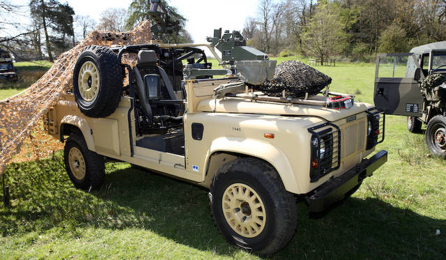 WMIKはWeapons Mount Installation Kitの頭文字。偵察、近接戦闘むけに、素早い武器の搭載を可能にしている。2002年のものだが、これはランドローバー向けのデモ車両