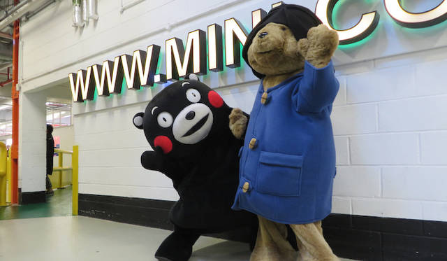 パディントン ベアが工場を案内