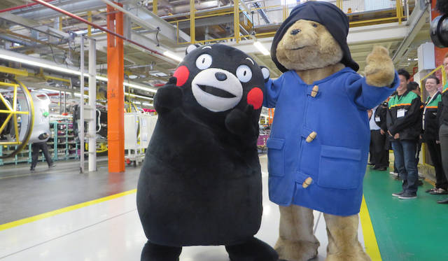 パディントン ベアが工場を案内