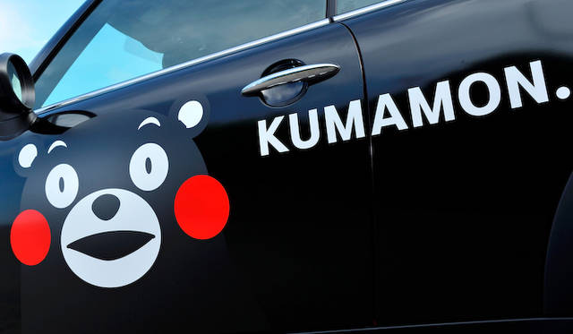 サイドには、おなじみのMINIフォントで「KUMAMON.」と記載される