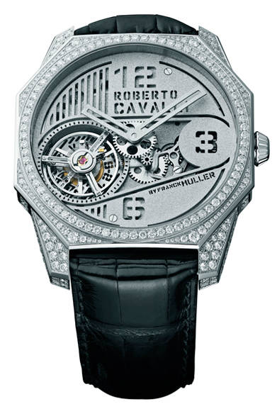 <strong>Roberto Cavalli｜ロベルト・カヴァリ</strong> <strong>「デュアル マスターズ」コレクション</strong><br />ムーブメント｜手巻き<br />ケース｜SS／ピンクゴールド<br /> サイズ｜メンズ43mm レディス40mm<br /><br /><strong>デュアル マスターズ トゥールビヨン</strong><br />ムーブメント｜コンプリケーション・ムーブメント<br /> ケースサイズ｜47mm<br />価格｜2700ユーロ～13万ユーロ（日本での価格、展開時期は未定）