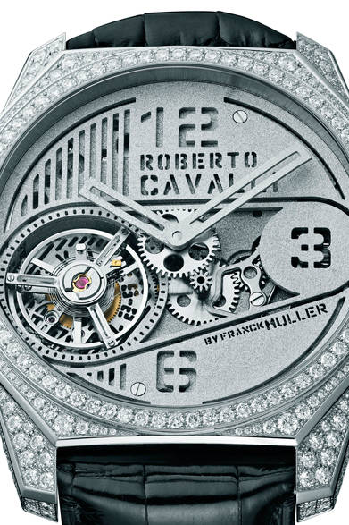 <strong>Roberto Cavalli｜ロベルト・カヴァリ</strong> <strong>「デュアル マスターズ」コレクション</strong><br />ムーブメント｜手巻き<br />ケース｜SS／ピンクゴールド<br /> サイズ｜メンズ43mm レディス40mm<br /><br /><strong>デュアル マスターズ トゥールビヨン</strong><br />ムーブメント｜コンプリケーション・ムーブメント<br /> ケースサイズ｜47mm<br />価格｜2700ユーロ～13万ユーロ（日本での価格、展開時期は未定）