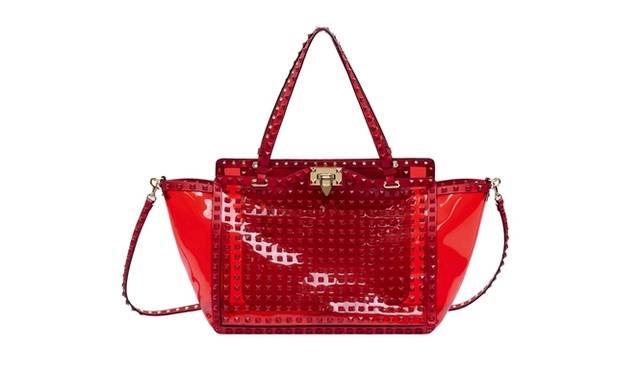 <strong>VALENTINO｜新作ロックスタッズ「ルージュ」が店舗限定発売</strong>　PVC素材のトートバッグ [H29×W25×D14cm]　45万1500円