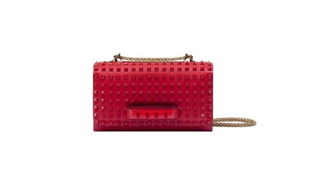 <strong>VALENTINO｜新作ロックスタッズ「ルージュ」が店舗限定発売</strong>　ショルダーバッグ[H15×W24×D6cm] 29万9250円