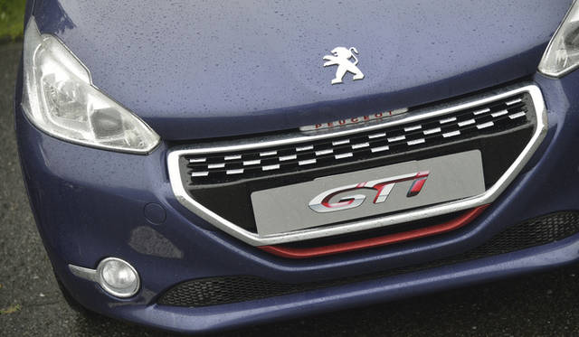 チェッカーフラッグをモチーフにしたデザインのグリルやグリル下部のマッドレッドのアクセントはGTi専用デザイン