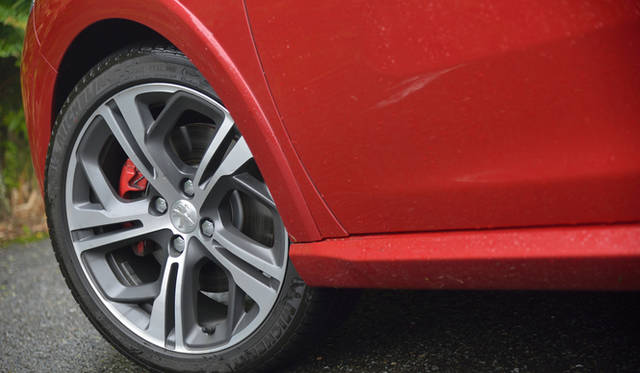 17インチのアルミニウムホイールと、大径のブレーキディスクに、レッドに塗装されたブレーキキャリパーはGTi専用装備となる