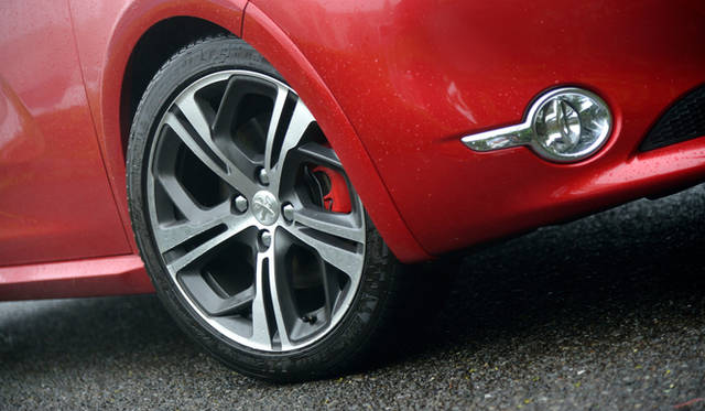 17インチのアルミニウムホイールと、大径のブレーキディスク、レッドに塗装されたブレーキキャリパーはGTi専用装備となる