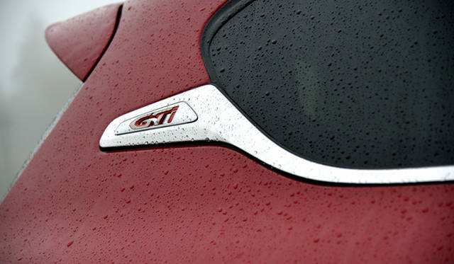 205GTI以来の復活となるCピラーのGTiエンブレム