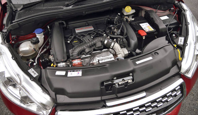 1.6リッターのツインスクロールターボエンジンは、最高出力 147kW（200ps）/6,000rpm、最大トルク 275Nm/1,700rpmというスペック