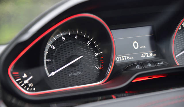 メーター周りにも、GTiのテーマカラーであるレッドが配される