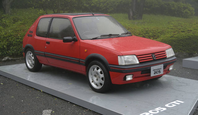 チェッカーフラッグをモチーフにしたデザインのグリルやグリル下部のマッドレッドのアクセントはGTi専用デザイン