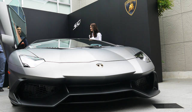 ランボルギーニ ジャパン カントリーマネージャー　エジナルド・ベルトーリ氏（左手前）