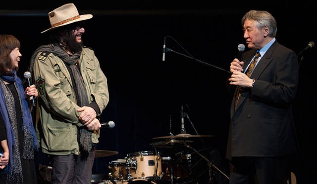 <strong>特集｜BLUE NOTE NOW!</strong>　「ブルーノートにいらっしゃったのは、ちょうど1年ぐらい前ですよね？」（行方さん）　「そうですね。2012年1月のことですから、1年半ほど経ちました。ブルーノートで仕事をするようになって、まず最初に考えを巡らせたのは、ぼく自身も夢中になったあのレコードの素晴らしさを、どうやって守りつづけていけるかということ。2013年のいま、できることを突き詰めて考えることでした」（ウォズさん）