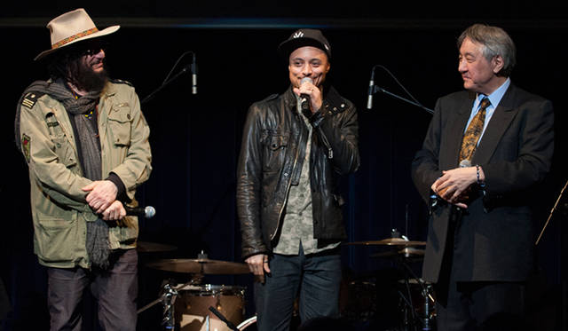 <strong>特集｜BLUE NOTE NOW!</strong>　「いまできることを突き詰めると、常に境界線を取っ払おうとしてきたレコードやミュージシャンのあり方を、これからも打ち出していくことだとおもったんです。ホセ・ジェイムズのような、勢いのある若手ミュージシャンをあらたに迎え入れる。それも最初に取り組んだことのひとつです」（ドン・ウォズさん）　「ホセ・ジェイムズは、今後を牽引していくジャズマンでしょうね。本当に素晴らしいアーティストが仲間入りしてくれました」（行方さん）　「ありがたいことに、いろんなジャンルをミックスした自分のスタイルを、世界中のみなさんが好意的に受け入れてくれています。そしてなにより、ブルーノートと自分のあたらしい関係を喜んでくれているみたいです」（ジェイムズさん）