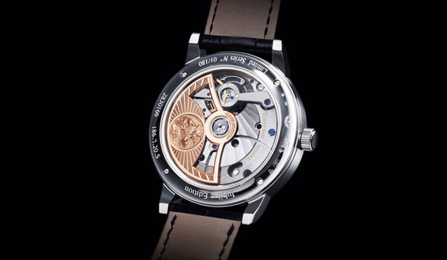 「マスター・グランド・トラディション・トゥールビヨン・シリンダー・パーペチュアルカレンダー・ジュビリー」　自動巻きローターには、1889年のパリ万国博覧会で授与したゴールドメダルのデザインが採用されている