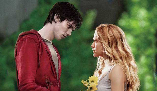 ゾンビ“R”役のニコラス・ホルト（左）とジュリー役のリーサ・パーマー　© 2013 Summit Entertainment, LLC. All Rights Reserved.