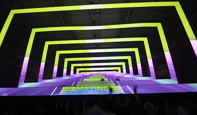 3Dプロジェクションマッピングの動きにあわせ、うまく照準を合わせれば“AMAIZING”の文字が出現し会場との一体感に包まれる