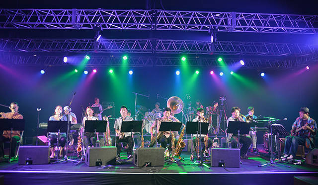 注目を集めた「大友良英＆あまちゃんスペシャルビッグバンド」。劇中で使用された楽曲をドラマ制作の裏話とともに披露