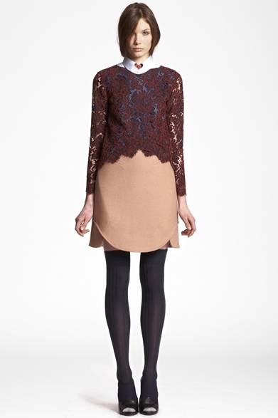 <strong>CARVEN｜関西2店舗目となる神戸大丸店をオープン</strong><br /><br />レーストップ　9万3450円<br />スカイブルーつけ襟　1万5750円<br />スカート　4万6200円<br />ニーハイソックス　1万7850円<br />シューズ（参考商品）