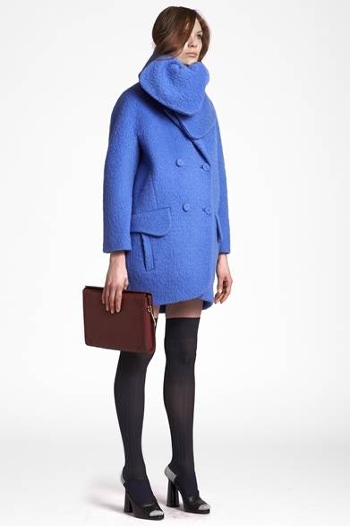 <strong>CARVEN｜関西2店舗目となる神戸大丸店をオープン</strong><br /><br />コート　16万4850円<br />マフラー　1万9950円<br />バッグ　10万2900円<br />ニーハイソックス　1万7850円<br />シューズ（参考商品）