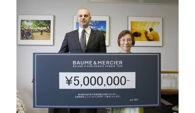 <strong>BAUME & MERCIER｜東日本大震災のサポートとしてジョイセフへ寄付金</strong>　ブランドディレクターマニュエル・ブランデ氏とジョイセフ理事長の石井澄江氏 photo:JOICFP
