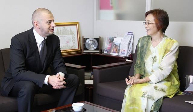 <strong>BAUME & MERCIER｜東日本大震災のサポートとしてジョイセフへ寄付金</strong>　ブランドディレクターマニュエル・ブランデ氏とジョイセフ理事長の石井澄江氏 photo:JOICFP