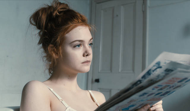 主演のエル・ファニング（左）と、親友役のアリス・イングラート　© BRITISH FILM INSTITUTE AND APB FILMS LTD 2012