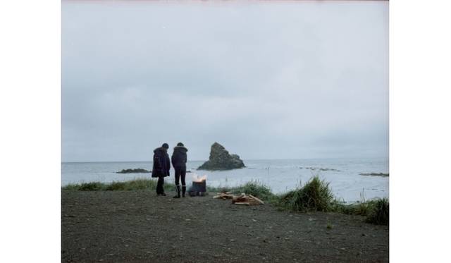 <strong>ART｜東京都写真美術館で『米田知子 暗なきところで逢えれば』展</strong>　「サハリン島」より 帝政ロシア時代、囚人が掘ったトンネルの入口、“３人兄弟の岩”をながめて、アレクサンドロフスク・サハリンスキー 2012年