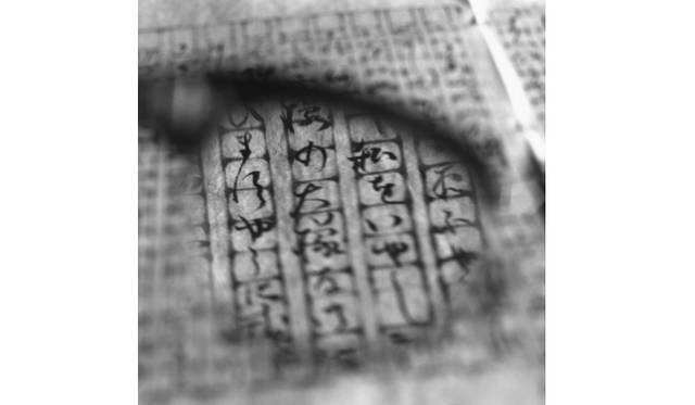 <strong>ART｜東京都写真美術館で『米田知子 暗なきところで逢えれば』展</strong>　「Between Visible and Invisible」より　谷崎潤一郎の眼鏡－松子夫人への手紙を見る 1999年