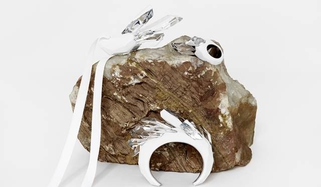<strong>Maison Martin Margiela Crystalactite for Swarovski｜革新的なフュージョンカット「クリスタラクタイト」を発表</strong>　コマーシャルピース　“Maison Martin Margiela for Atelier Swarovski”