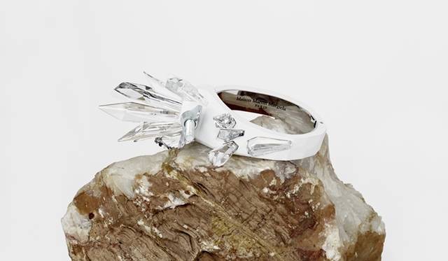 <strong>Maison Martin Margiela Crystalactite for Swarovski｜革新的なフュージョンカット「クリスタラクタイト」を発表</strong>　コマーシャルピース　“Maison Martin Margiela for Atelier Swarovski”
