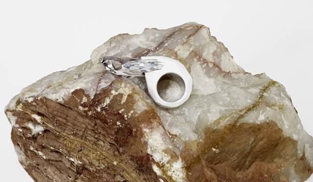 <strong>Maison Martin Margiela Crystalactite for Swarovski｜革新的なフュージョンカット「クリスタラクタイト」を発表</strong>　コマーシャルピース　“Maison Martin Margiela for Atelier Swarovski”