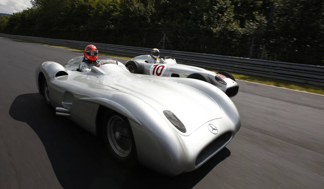 メルセデス・ベンツが1954年にデビューさせたレーシングカー。当時「葉巻型」と呼ばれるオープンホイールのレーシングカーしかいなかったF1に、スポーツカーのようなボディを纏って登場した。第4戦に登場するやデビューポールポジション、デビューウィン、そして1,2フィニッシュという完全勝利を果たした。<br />ちなみにこの写真は、「皇帝」の異名をとる元F1パイロット、ミハエルシューマッハがこのクルマをドライブした時のものだ