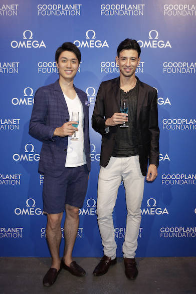 モデルの柳谷昭雄さん（左）とアンドリューさん