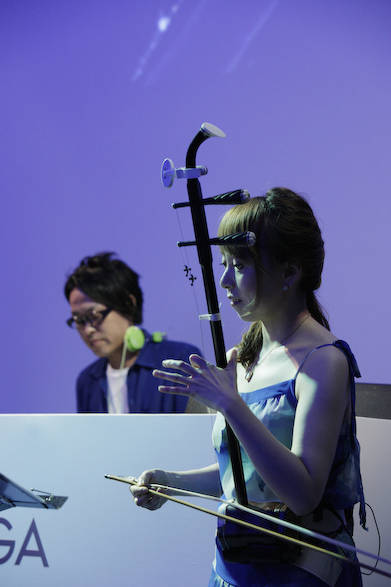 DJ LEMSさん（左）と二胡奏者のシェンリンさん