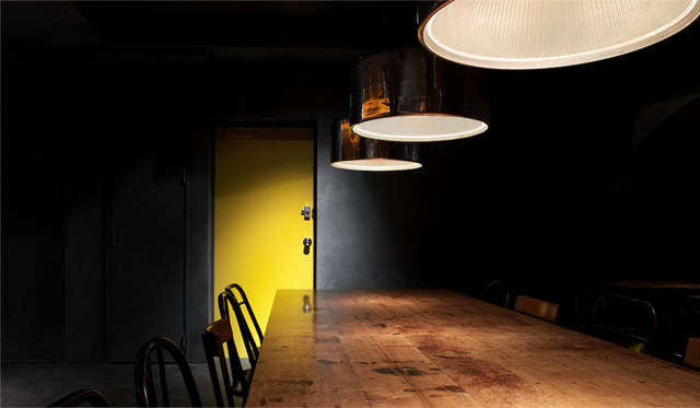 店は看板もなく、エレベーターも止まらないビルの2階にある