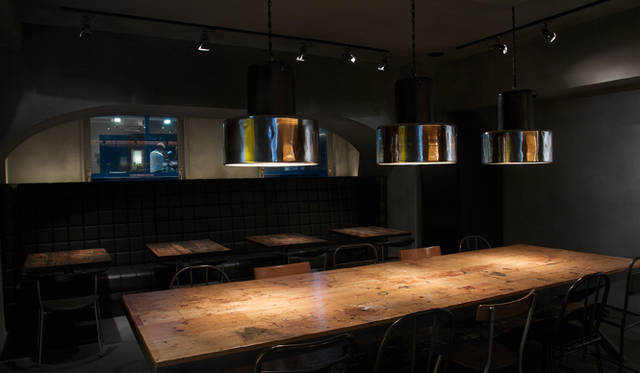 中央のオリジナルビッグテーブルは、古材ブランド「リマーク」にて作業用として使用されているベニヤ板を加工したもの