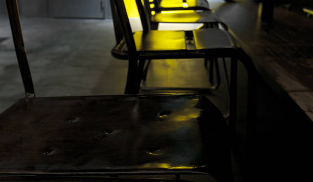 黒革素地仕上げのシックなカウンター・チェア