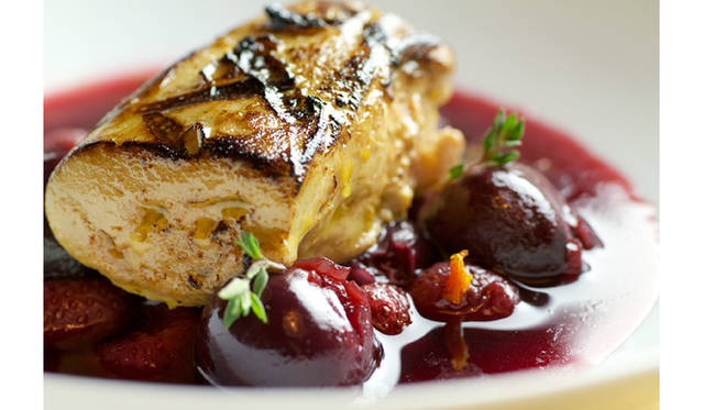 フォアグラのコンフィ特有のねっとり感、さらにスパイスを効かせた温かいベリーのソースと、表面を炙っただけの冷たいフォアグラとの温度差が楽しい一品